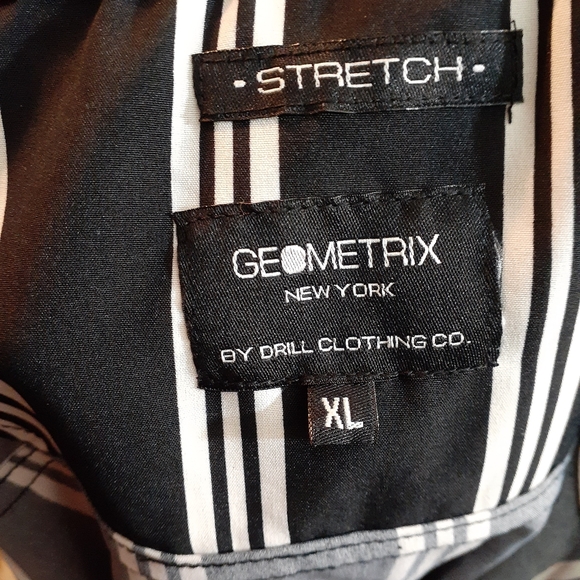 BNWT Geometrix Vertical striped casual button down - Picture 5 of 5